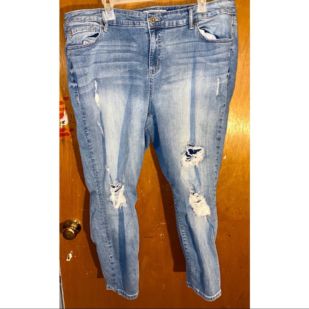 Cropped girlfriend jeans with distressed details